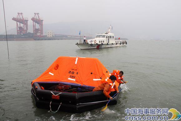 连云港海事指导监护船舶开展弃船演习