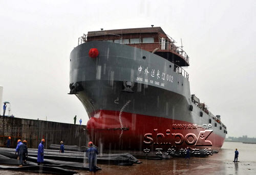 紫金山船厂“中外运长江002”轮下水（图）