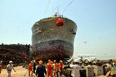 中船澄西8号45000吨船在启东宏强船台下水
