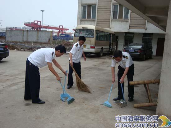 马鞍山海事处开展卫生集中整治活动（图）