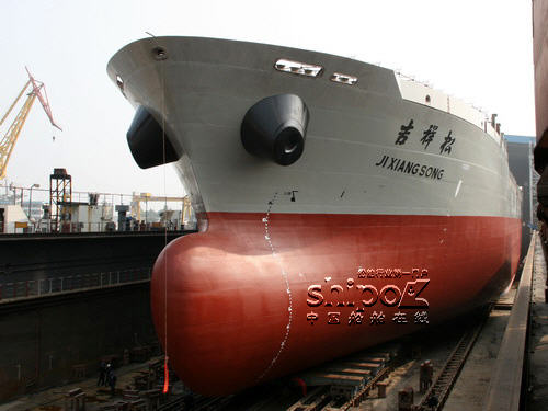 黄埔造船27000吨多用途船“吉祥松”下水