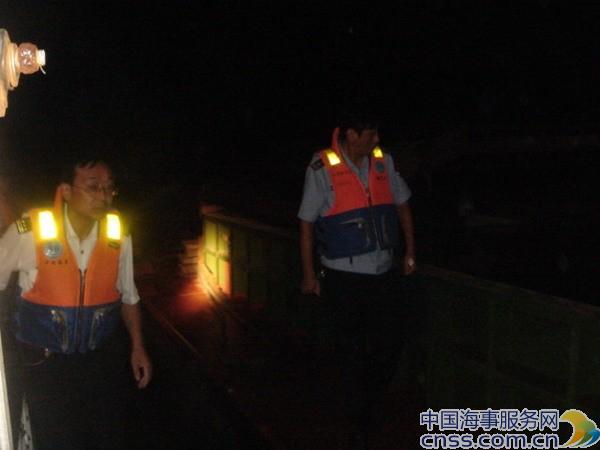凌晨2艘非法采砂船被铜陵海事公安查处（图）