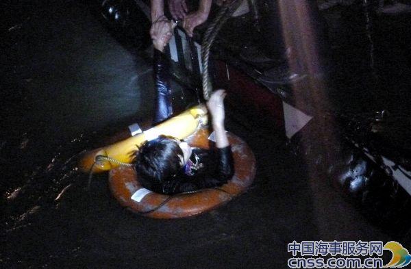 南通海事18分钟成功救起两人（图）