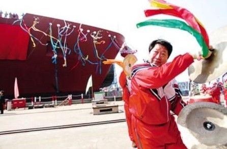 中国造船人十年艰辛造出“争气船”（图）