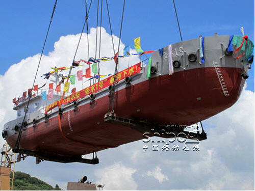 冠海造船“壶水一号”供水船吊运下水（图）