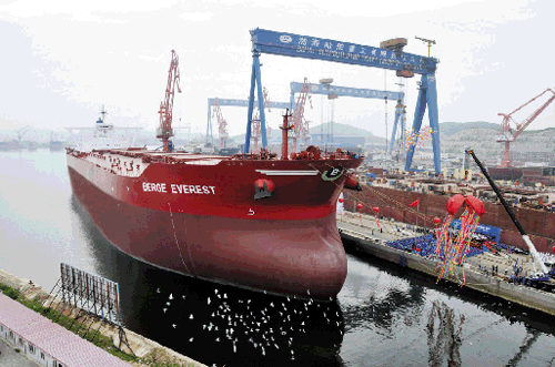 国内最大吨位矿砂船百国山·埃佛勒斯交船（图）