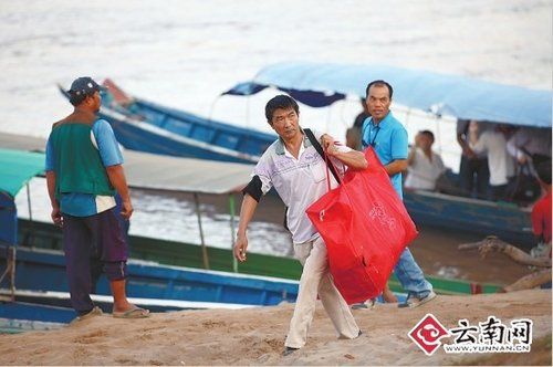 首批湄公河遇难船员骨灰回国（图）