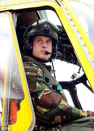 英国威廉王子驾直升机救援俄失事货轮(组图)