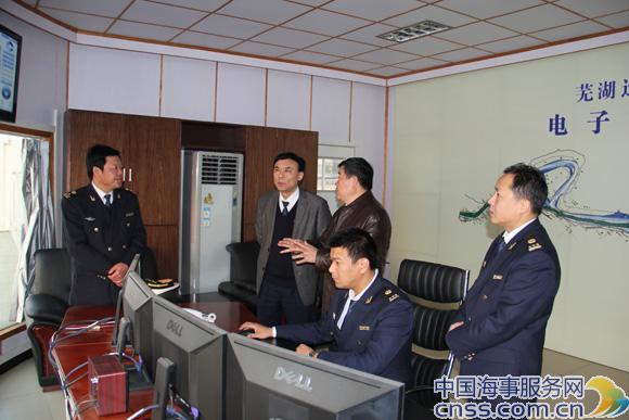 长江航务局巡视员检查指导电子巡航工作（图）