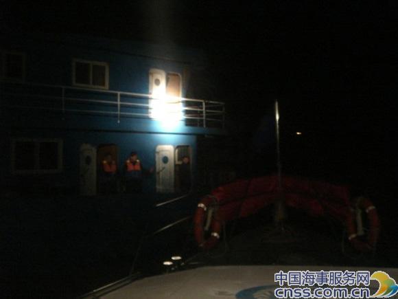联合编队深夜出击  3艘非法采砂船被查处（图）