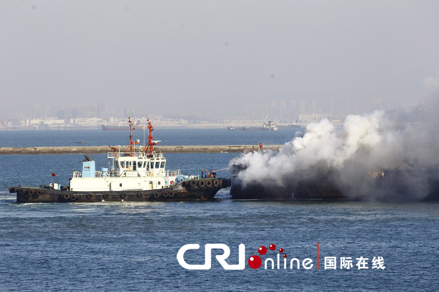 高清：大连港码头一施工船起火 幸无人员伤亡