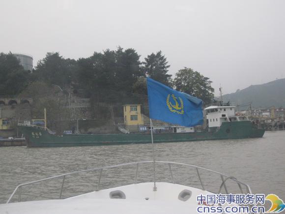 货船违章加油作业 海事部门及时查处确保安全（图）