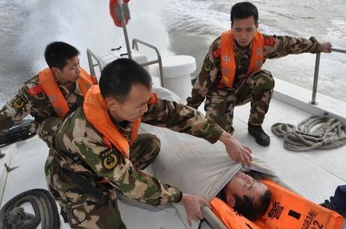 厦门:警民海上营救中毒船员