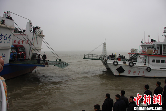 琼州海峡客滚船脱浅 815名旅客和船员安全(图)