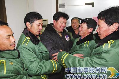 浙江9名落水遇险渔民被路过渔船救起（图）