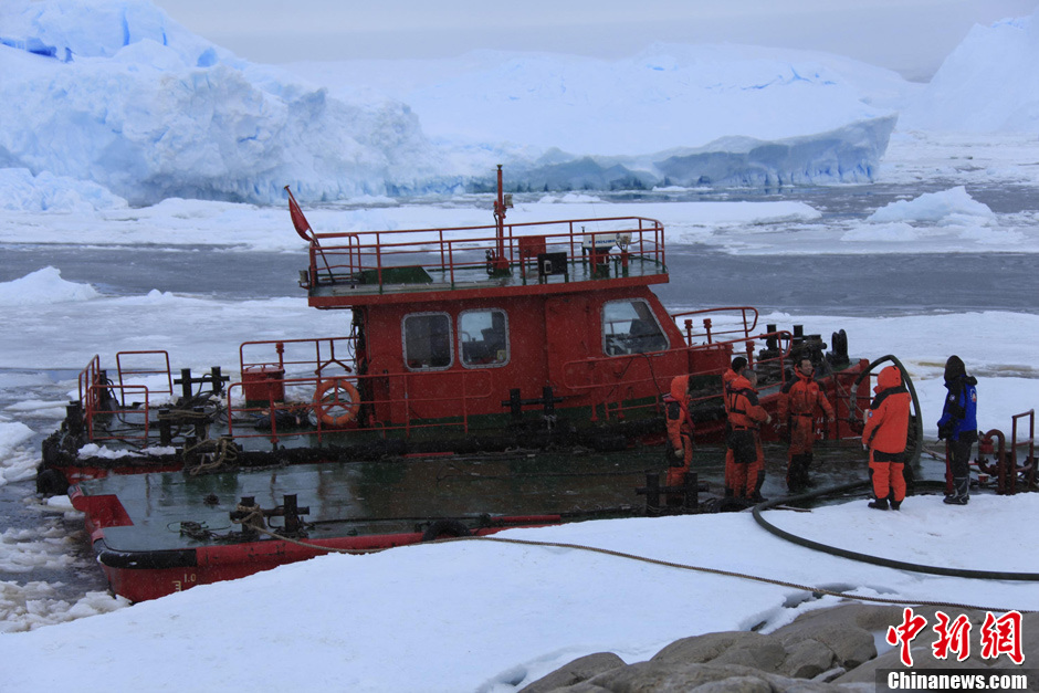 第28次南极考察展开中山站二次卸货