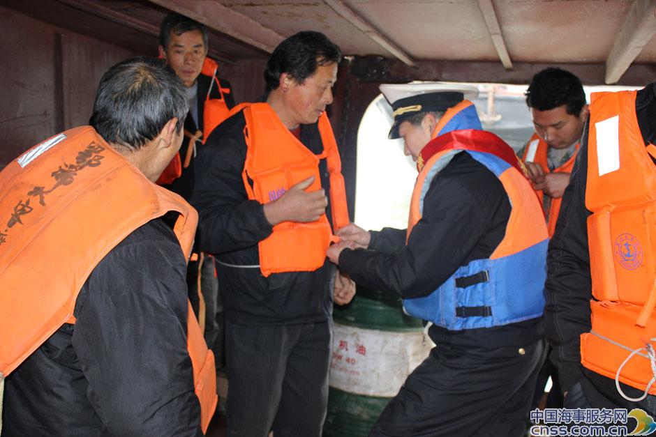 雷锋纪念日，海事青年走进渡口服务群众