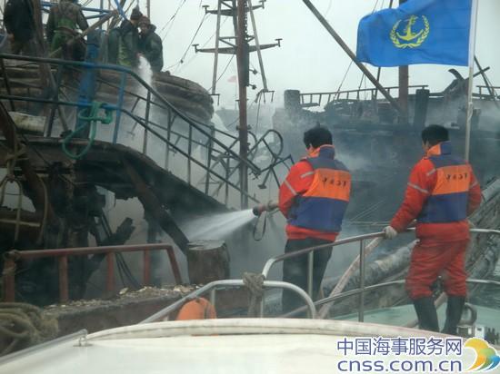 连云港海事成功救助一失火渔船和5名渔民（图）
