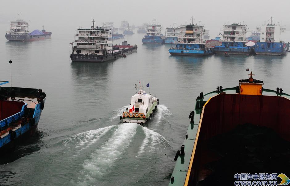 200多艘进川船舶滞留宜昌港长江海事全天候监控