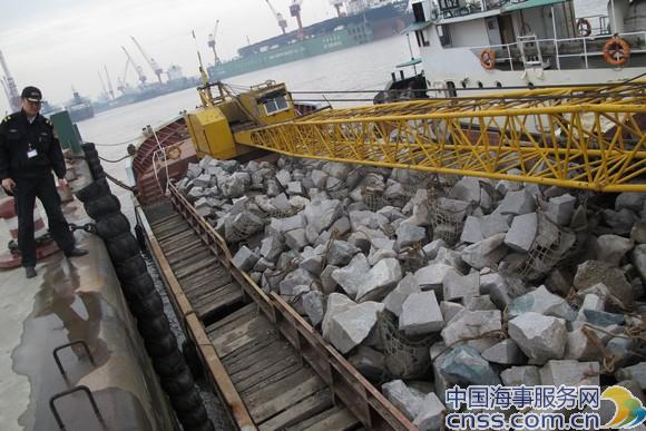 上海崇明海事处查处一艘严重超载缺员船舶（图）