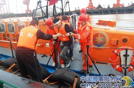 东海救助局“华英389”艇成功救助一名受伤船员