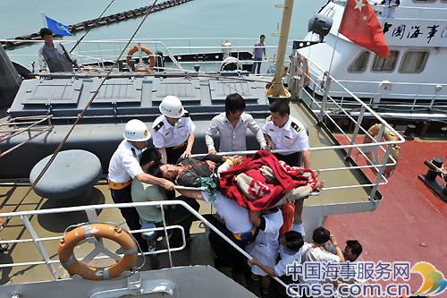 洋浦海上搜救分中心积极救助海上一名受伤渔民