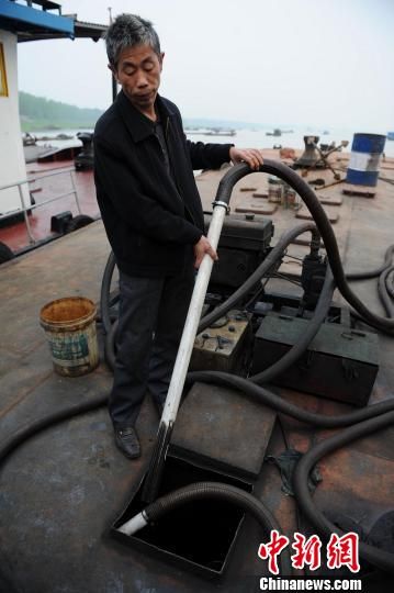 洞庭湖渔民的环保实践 九年收集船舶废油千余吨