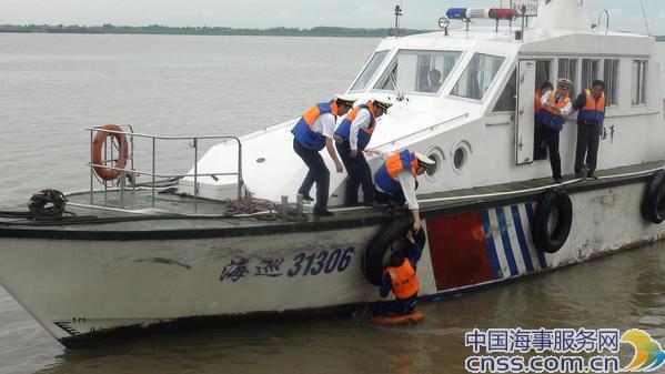 芜湖执法支队举行水上消防、溢油、救生联合演习（组图）
