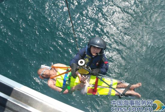 南海第一救助飞行队桂山海域救助2名受伤渔民