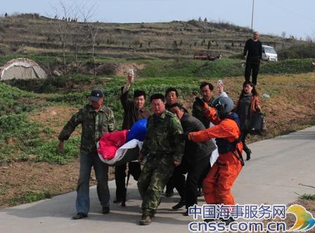 北海第一救助飞行队“五一”节抢救危重岛民