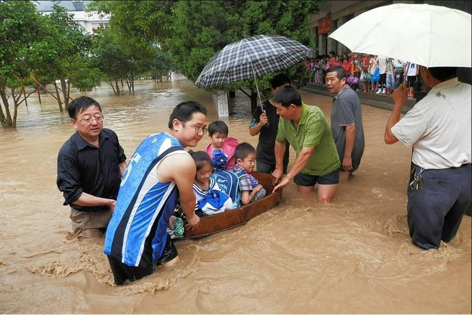 高清：湖南暴雨 老师澡盆救学生