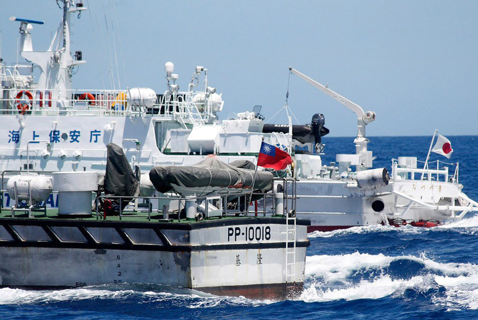 高清：台湾海巡舰艇护送保钓船与日舰碰撞