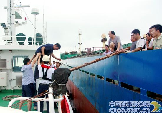 嵊泗海事处冒雨救助一受伤船员（图）