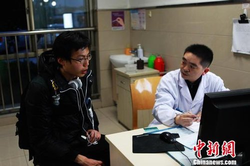 一位右额受轻伤的上海交大学生在咨询医生。李克祥摄