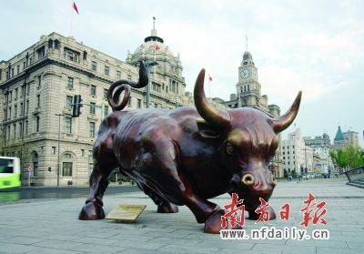 2010年5月15日，“外滩金融牛”在上海外滩金融广场正式落户，标志着上海金融业的蓬勃发展。CFP供图