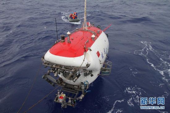 6月24日，“蛟龙”号载人潜水器在马里亚纳海域进行的7000米级海试第四次下潜试验中成功突破7000米深度，再创我国载人深潜新纪录。图为“蛟龙”号被布放入水（6月24日摄）。 新华社记者 罗沙 摄