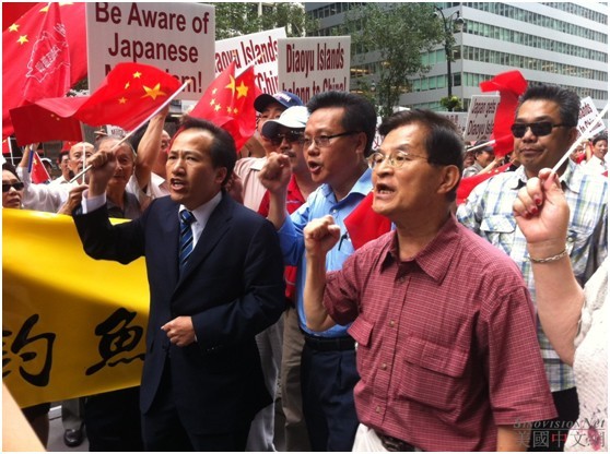 纽约上千华人在日本领事馆举行保钓示威（图）