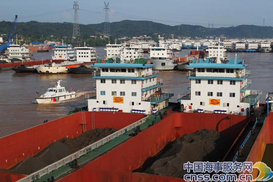 700多艘救助船舶驻守 长江洪水船舶无事故（组图）