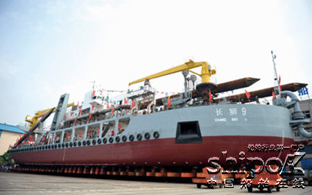 武船国内首艘自主设计建造挖泥船下水（图）