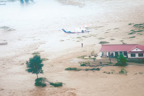 交通运输部救助飞行队紧急救助受洪水围困群众