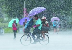 昨日，广州出现局部大雨，缓解了多日的酷暑局面。记者杜江 摄 