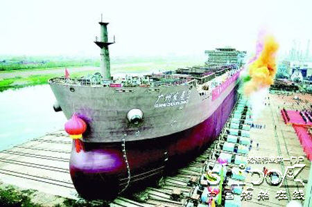 青山船厂一艘37000吨多用途船建成下水