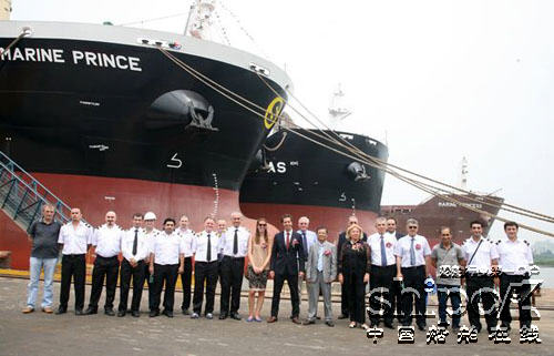 广东中远船务首制35000吨散货船N352命名交付
