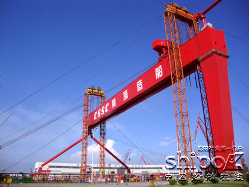 黄埔造船900吨龙门吊提升到位