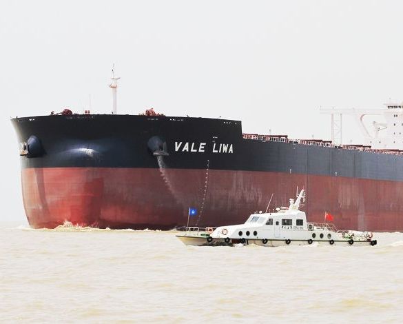 高清:40万吨大船淡水河谷里瓦号出上海港
