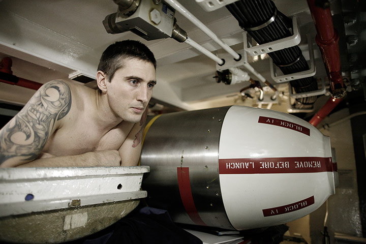 高清：造访英“胜利”号核潜艇 艇员抱着导弹睡觉