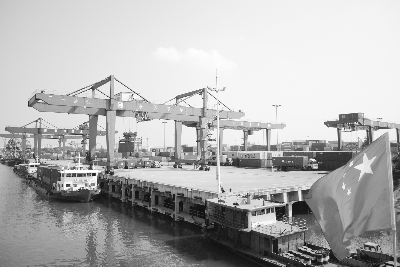 长沙新港为大型货轮起卸国际集装箱