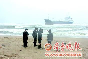 狂风中威海一油轮抛锚搁浅 船上14人确认安全