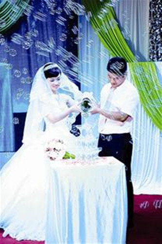 船员多年海陆恋成正果 举办海洋风婚礼(图)