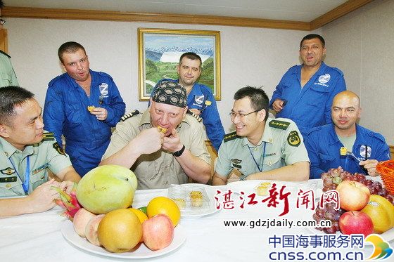 外籍船员湛江获边检站官兵美味月饼慰问（图）